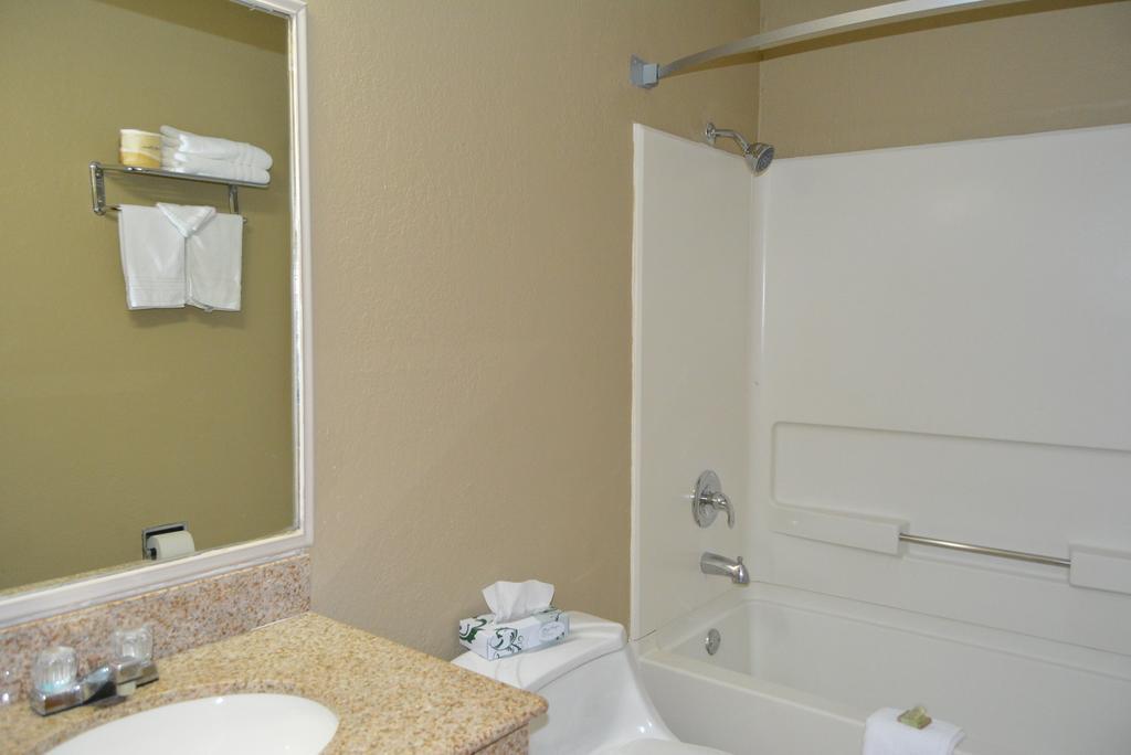 Super 8 By Wyndham Topeka/Wanamaker Rd/I-70 Room photo